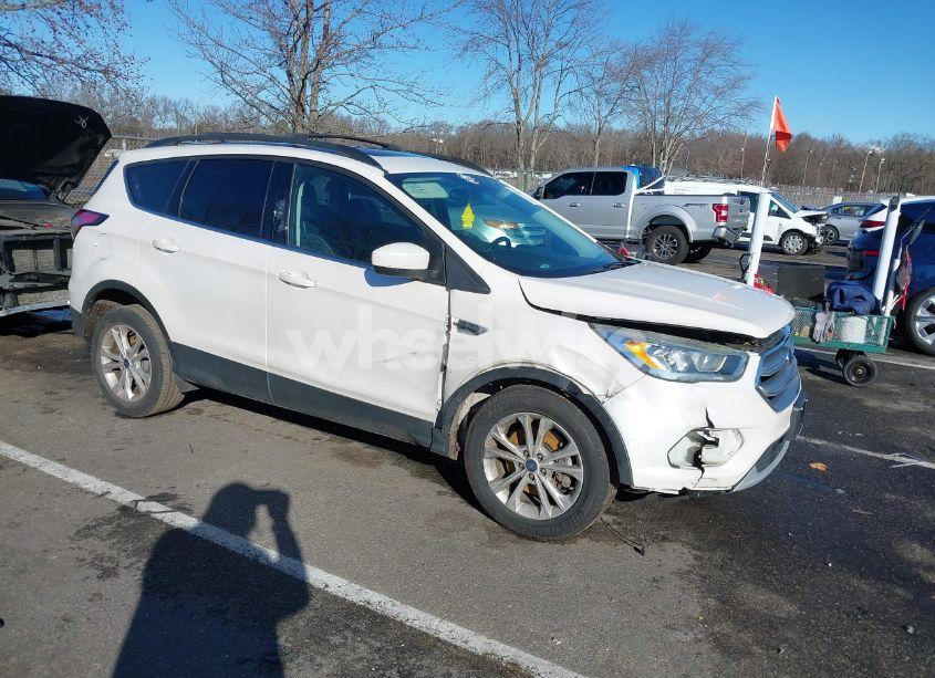 2017 Ford Escape SE (VIN 1FMCU0G92HUB72228) main photo