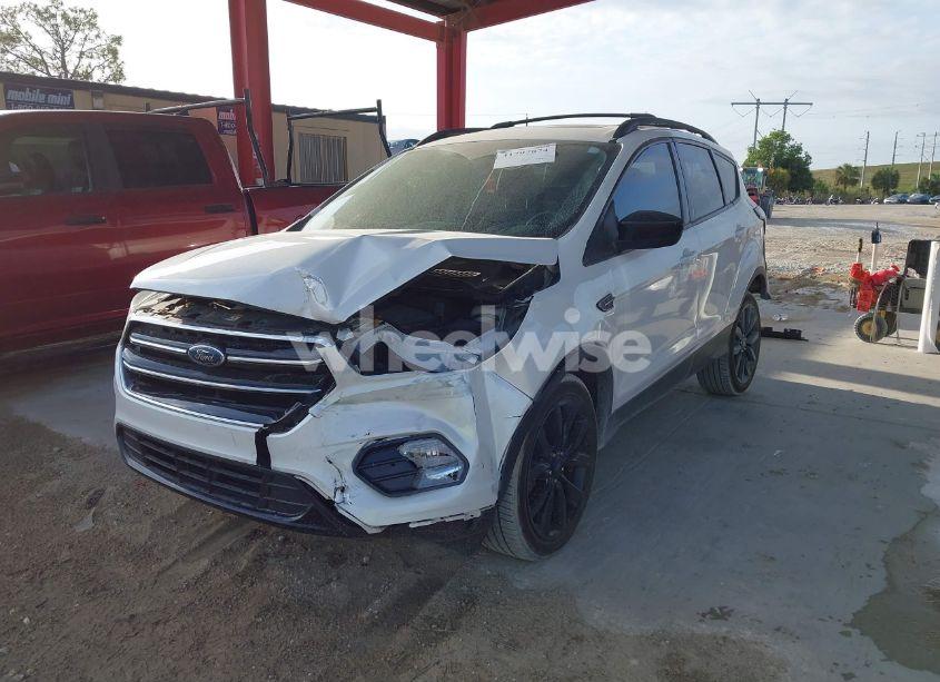 Photo 2 of 2017 Ford Escape SE (VIN 1FMCU0G93HUB01510)