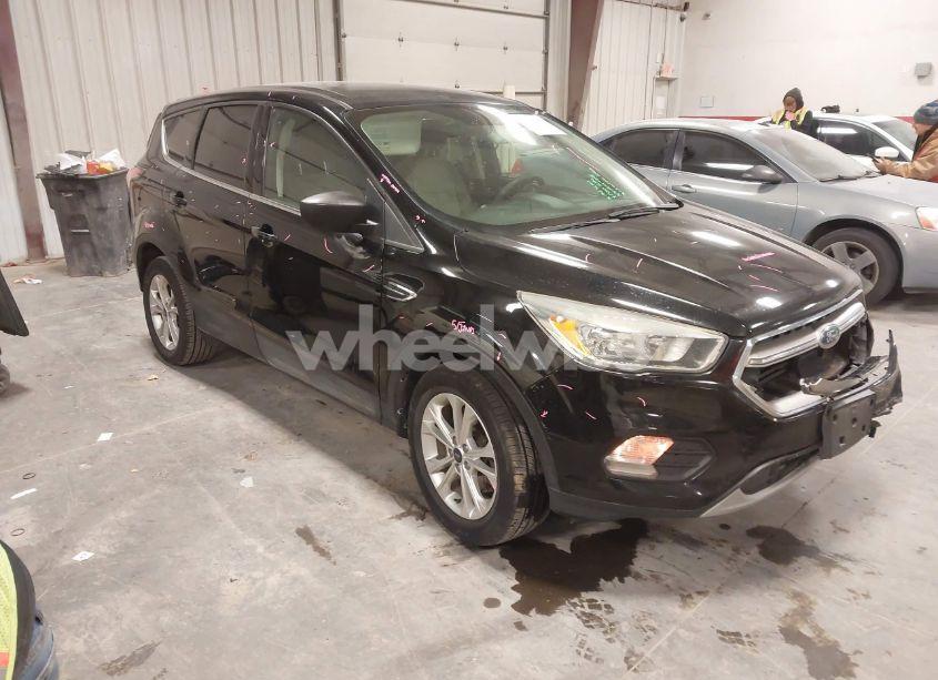 2017 Ford Escape SE (VIN 1FMCU0G97HUB31416) main photo