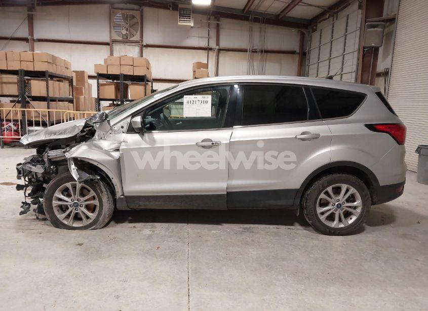 Photo 15 of 2019 Ford Escape SE (VIN 1FMCU0G98KUB33781)