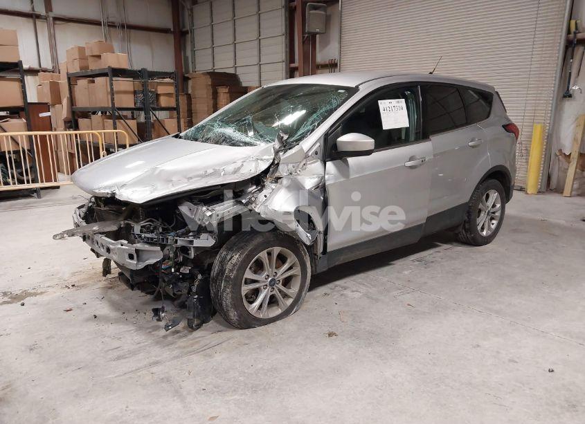 Photo 2 of 2019 Ford Escape SE (VIN 1FMCU0G98KUB33781)