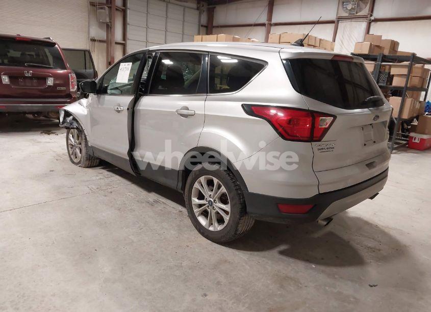 Photo 3 of 2019 Ford Escape SE (VIN 1FMCU0G98KUB33781)