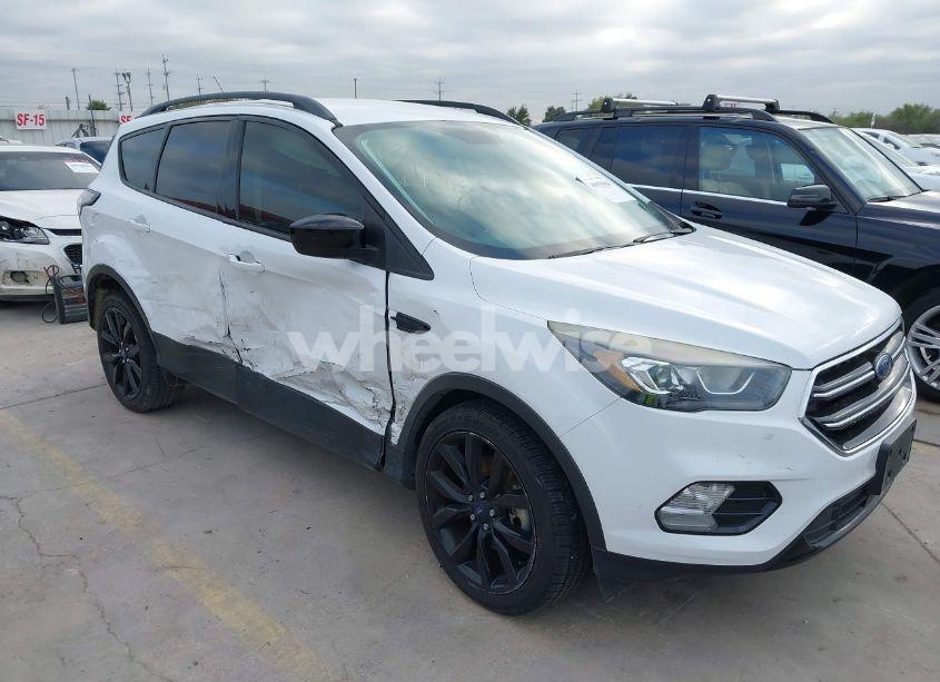 2017 Ford Escape SE (VIN 1FMCU0G99HUE15548) main photo