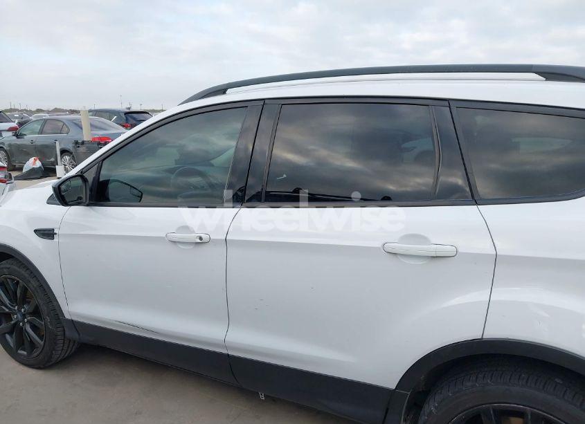Photo 14 of 2017 Ford Escape SE (VIN 1FMCU0G99HUE15548)