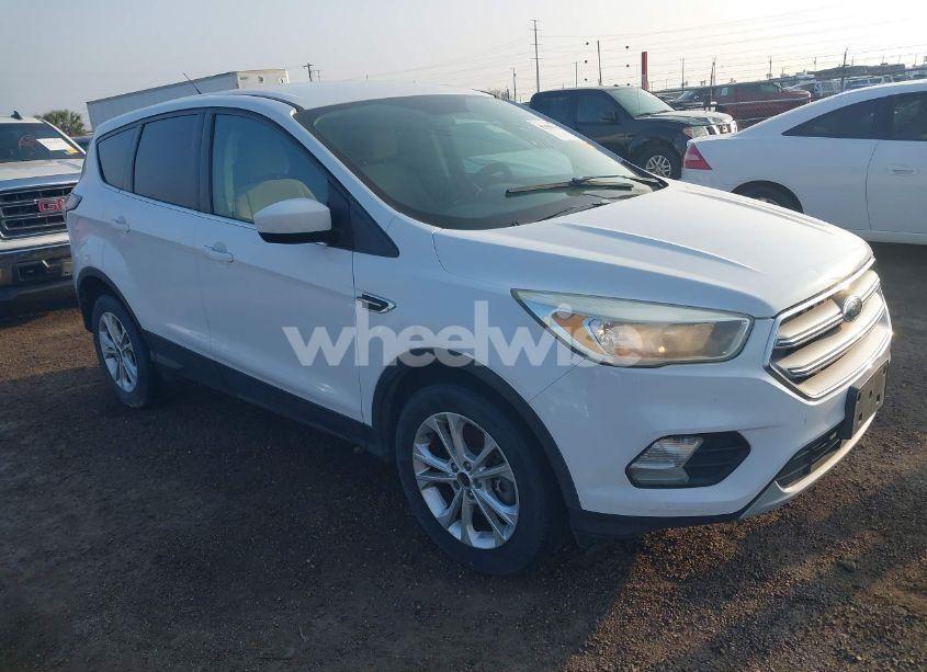 2017 Ford Escape SE (VIN 1FMCU0G9XHUA62964) main photo