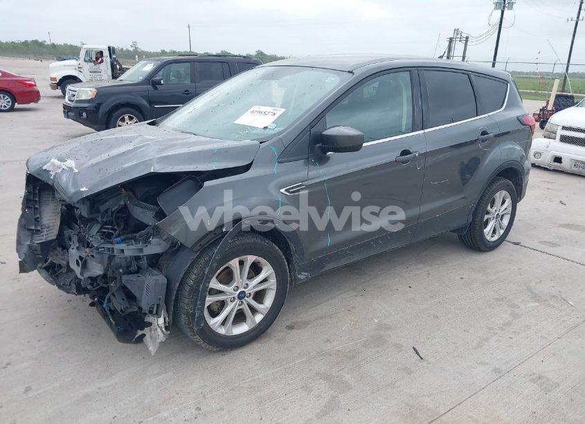 Photo 2 of 2019 Ford Escape SE (VIN 1FMCU0GD0KUA82121)