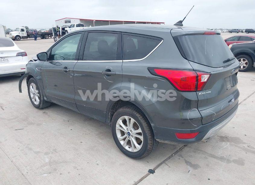 Photo 3 of 2019 Ford Escape SE (VIN 1FMCU0GD0KUA82121)