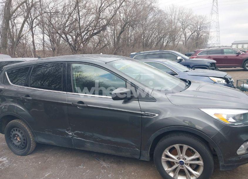 Photo 13 of 2019 Ford Escape SE (VIN 1FMCU0GD0KUB32385)