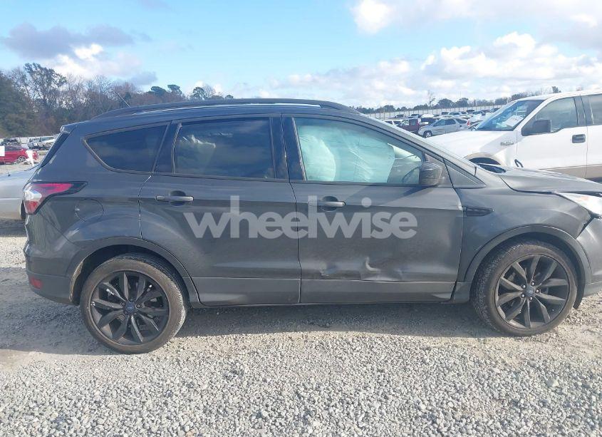 Photo 13 of 2018 Ford Escape SE (VIN 1FMCU0GD1JUB35455)