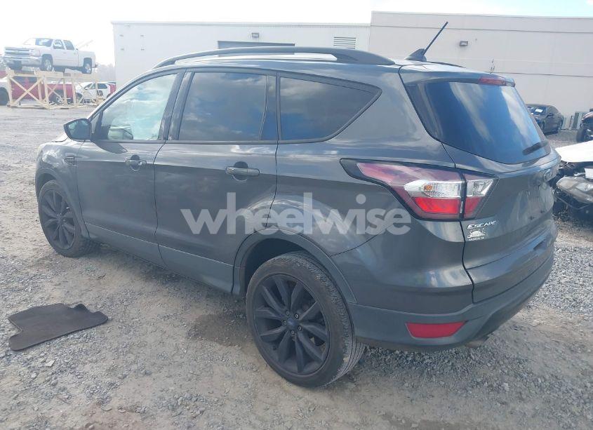 Photo 3 of 2018 Ford Escape SE (VIN 1FMCU0GD1JUB35455)