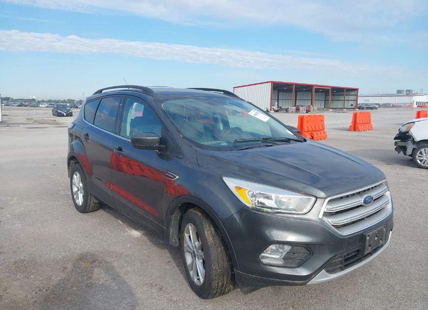 2018 Ford Escape SE (VIN 1FMCU0GD1JUB43037) main photo