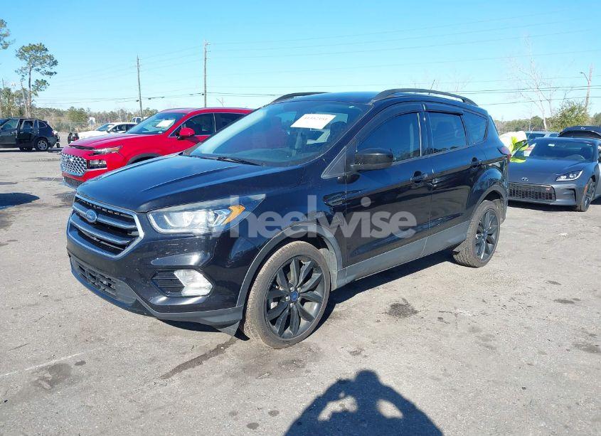 Photo 2 of 2019 Ford Escape SE (VIN 1FMCU0GD1KUB46179)