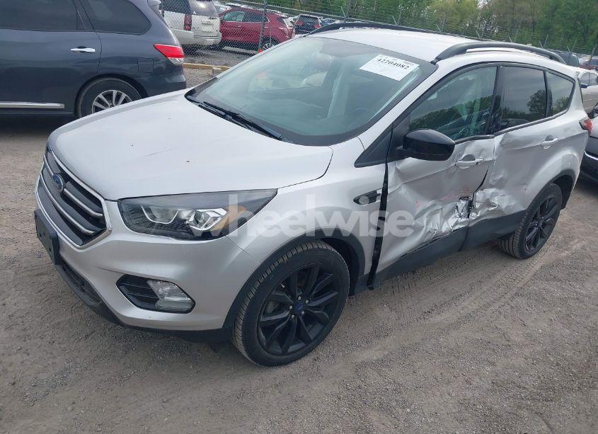 Photo 2 of 2019 Ford Escape SE (VIN 1FMCU0GD1KUB64049)