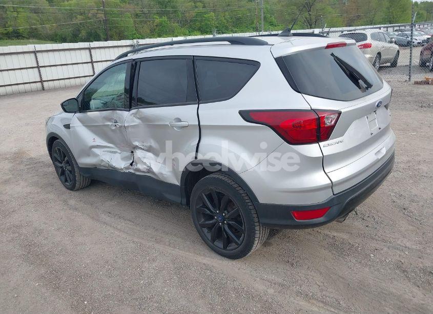 Photo 3 of 2019 Ford Escape SE (VIN 1FMCU0GD1KUB64049)