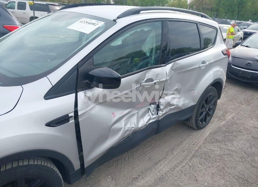 Photo 6 of 2019 Ford Escape SE (VIN 1FMCU0GD1KUB64049)