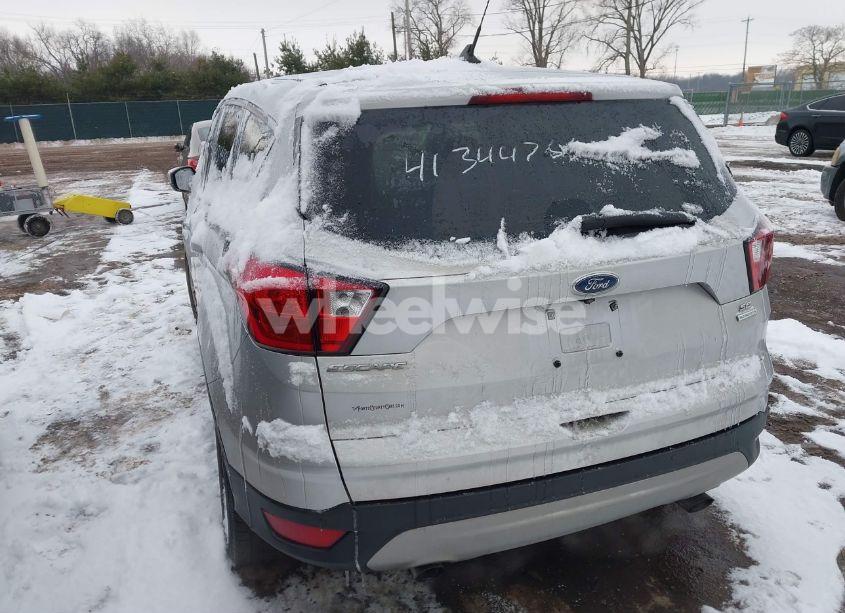 Photo 3 of 2019 Ford Escape SE (VIN 1FMCU0GD1KUC06817)