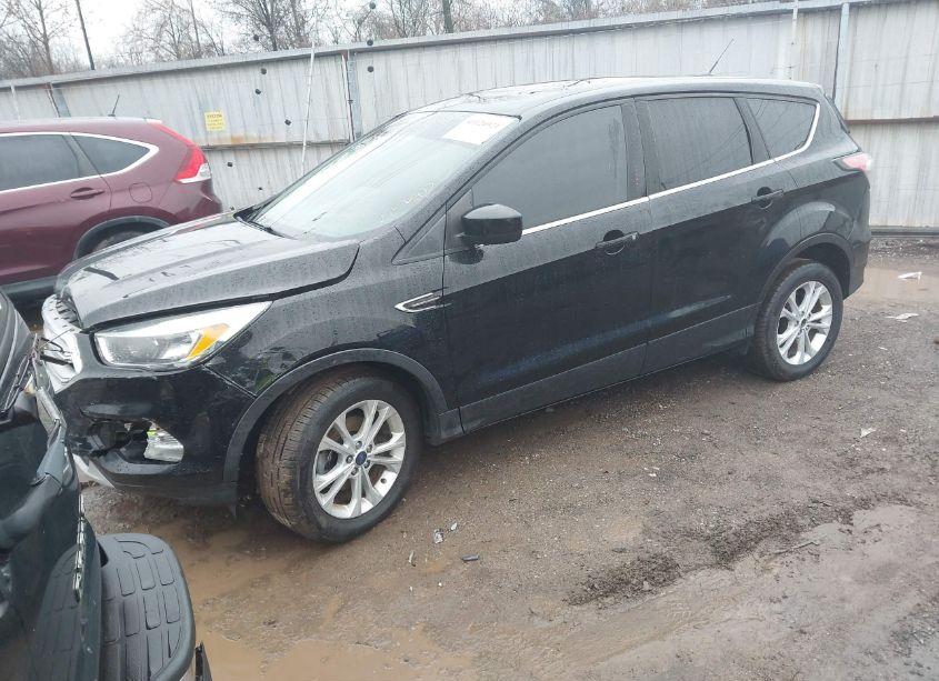 Photo 2 of 2017 Ford Escape SE (VIN 1FMCU0GD2HUB14592)