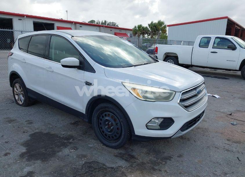 2017 Ford Escape SE (VIN 1FMCU0GD2HUD05137) main photo