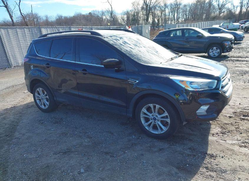 2018 Ford Escape SE (VIN 1FMCU0GD2JUA15549) main photo