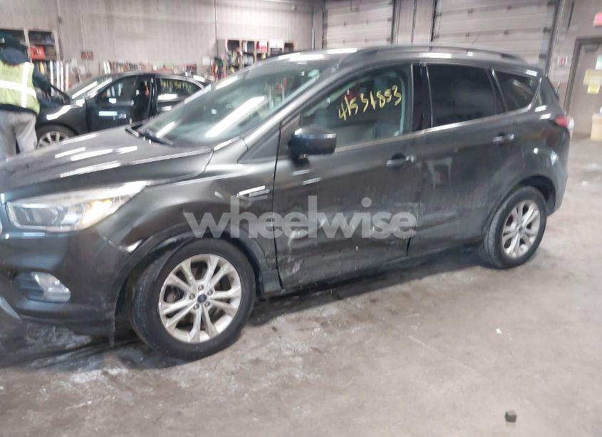 Photo 2 of 2018 Ford Escape SE (VIN 1FMCU0GD2JUA95080)