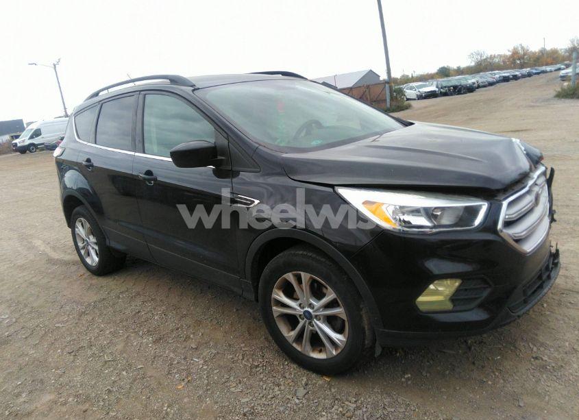 2018 Ford Escape SE (VIN 1FMCU0GD2JUC32499) main photo