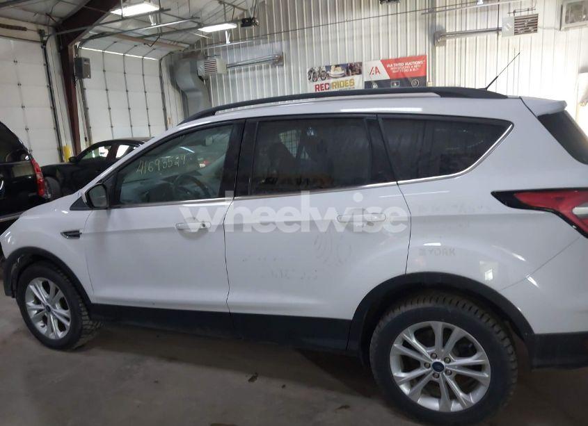 Photo 14 of 2018 Ford Escape SE (VIN 1FMCU0GD2JUD61133)