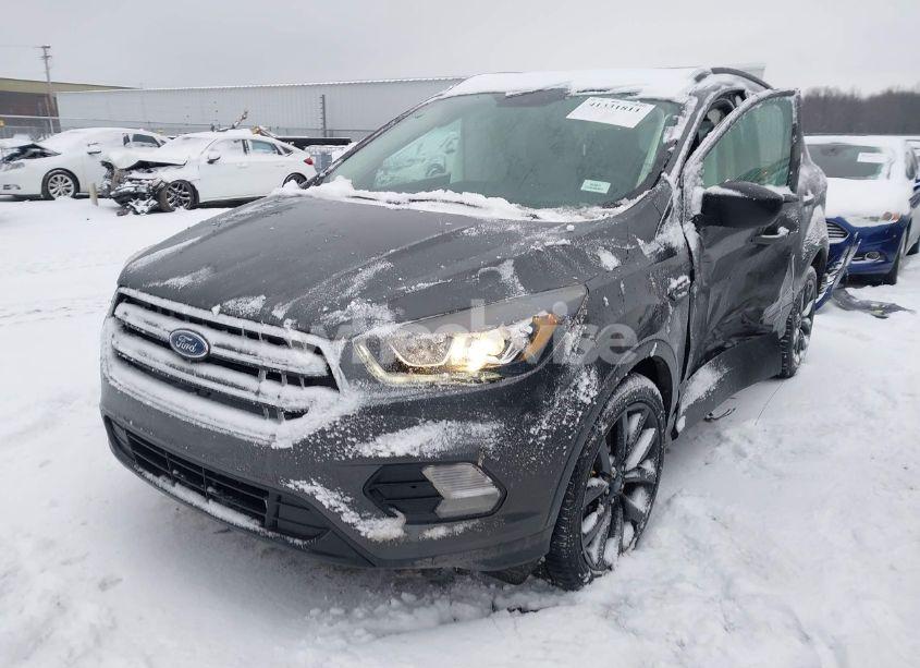 Photo 2 of 2019 Ford Escape SE (VIN 1FMCU0GD2KUA38329)