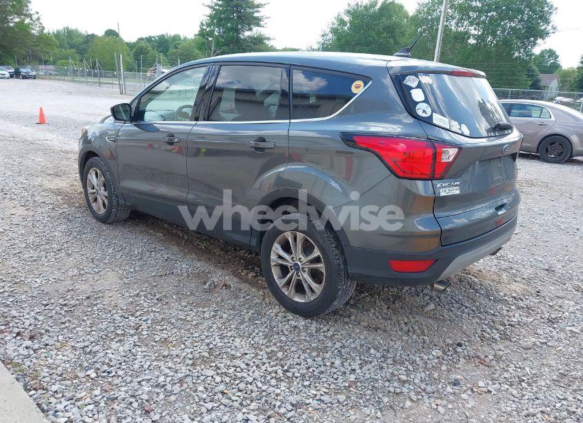 Photo 3 of 2019 Ford Escape SE (VIN 1FMCU0GD2KUB38690)