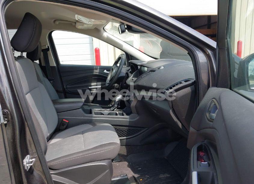 Photo 5 of 2019 Ford Escape SE (VIN 1FMCU0GD2KUB38690)