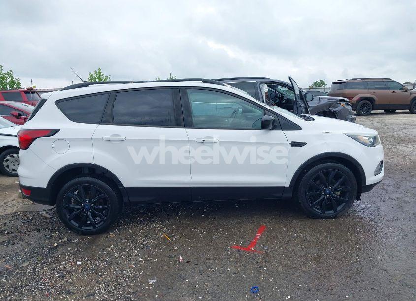 Photo 13 of 2019 Ford Escape SE (VIN 1FMCU0GD2KUC46050)