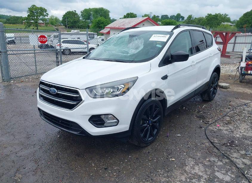 Photo 2 of 2019 Ford Escape SE (VIN 1FMCU0GD2KUC46050)