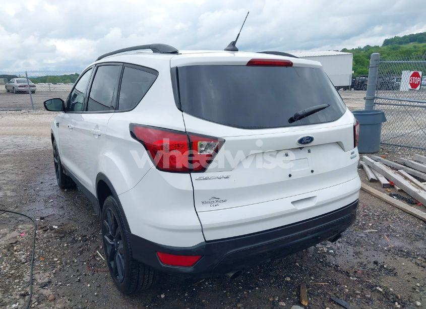 Photo 3 of 2019 Ford Escape SE (VIN 1FMCU0GD2KUC46050)