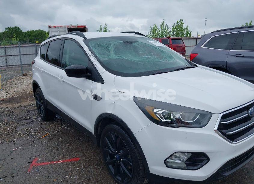 Photo 6 of 2019 Ford Escape SE (VIN 1FMCU0GD2KUC46050)