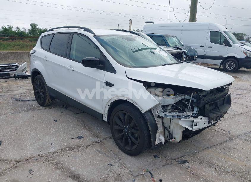 2017 Ford Escape SE (VIN 1FMCU0GD3HUC62489) main photo