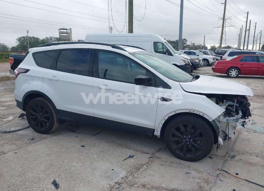 Photo 14 of 2017 Ford Escape SE (VIN 1FMCU0GD3HUC62489)