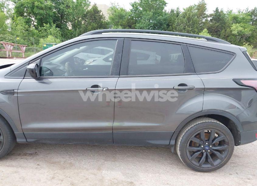 Photo 15 of 2018 Ford Escape SE (VIN 1FMCU0GD3JUC18823)