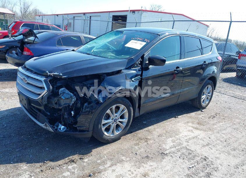 Photo 2 of 2019 Ford Escape SE (VIN 1FMCU0GD3KUB32719)