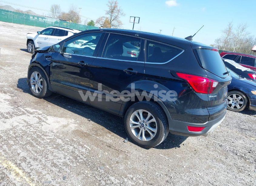 Photo 3 of 2019 Ford Escape SE (VIN 1FMCU0GD3KUB32719)