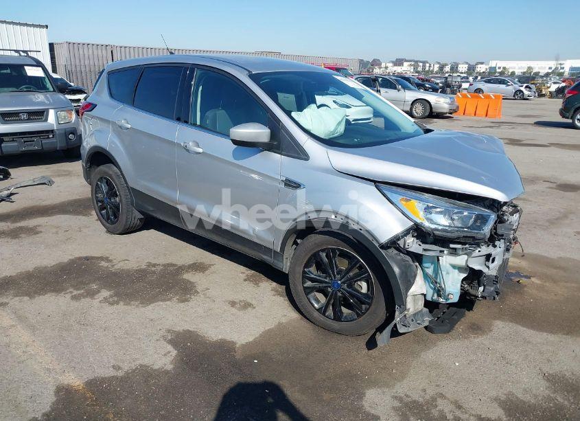 2019 Ford Escape SE (VIN 1FMCU0GD3KUC04793) main photo