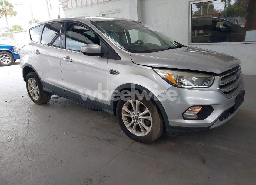 2017 Ford Escape SE (VIN 1FMCU0GD4HUA74239) main photo
