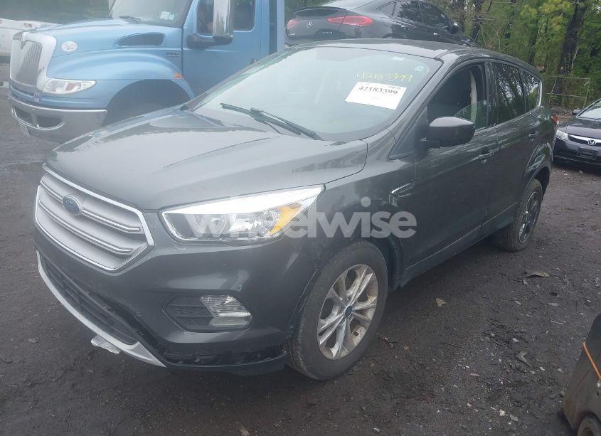 Photo 2 of 2019 Ford Escape SE (VIN 1FMCU0GD4KUB95005)