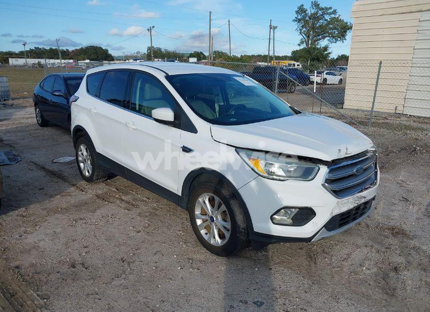 2017 Ford Escape SE (VIN 1FMCU0GD5HUA19671) main photo