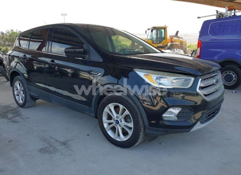 2017 Ford Escape SE (VIN 1FMCU0GD5HUA58132) main photo