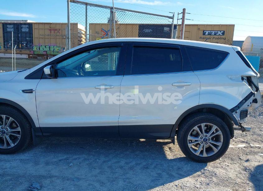Photo 15 of 2017 Ford Escape SE (VIN 1FMCU0GD5HUB35744)