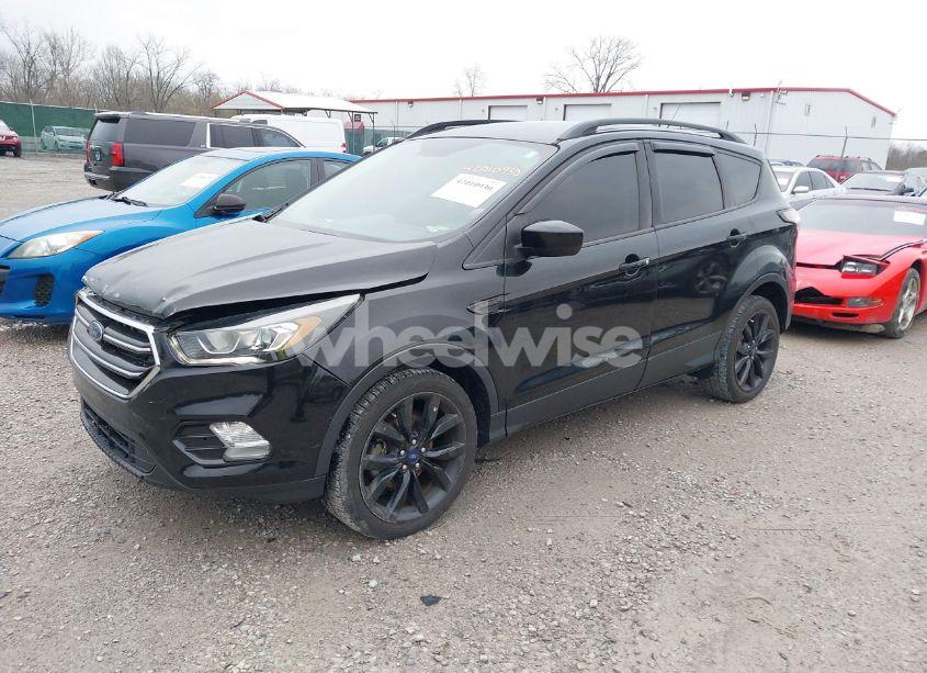Photo 2 of 2018 Ford Escape SE (VIN 1FMCU0GD5JUA81724)