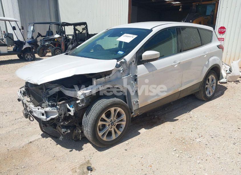 Photo 2 of 2019 Ford Escape SE (VIN 1FMCU0GD5KUA56050)