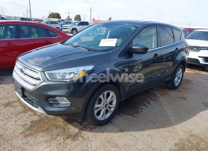 Photo 2 of 2019 Ford Escape SE (VIN 1FMCU0GD5KUA62706)