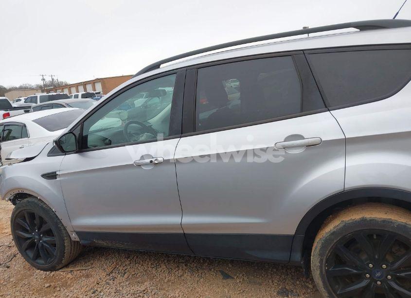 Photo 15 of 2019 Ford Escape SE (VIN 1FMCU0GD5KUB10172)