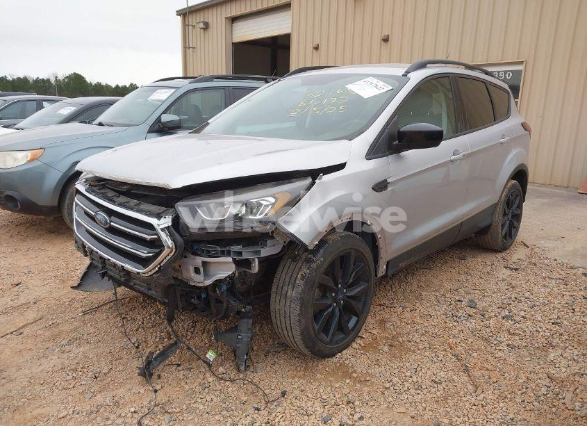Photo 2 of 2019 Ford Escape SE (VIN 1FMCU0GD5KUB10172)