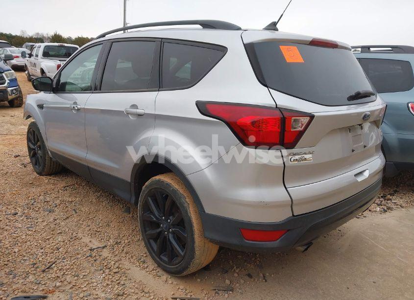 Photo 3 of 2019 Ford Escape SE (VIN 1FMCU0GD5KUB10172)